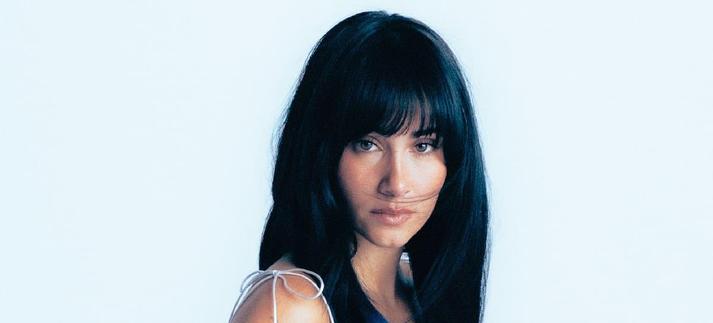 Foto promocional de Aitana por el lanzamiento de 'Cuarto azul' / Universal Music Spain