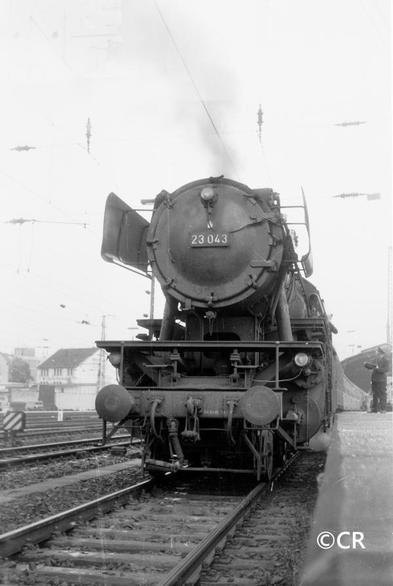 Mit freundlicher Genehmigung Eisenbahnfotoarchiv Christoph Riedel.
Dampflok 23 043 
https://www.riedelfoto.de