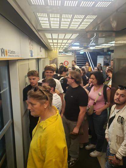 beaucoup trop de gens à la gare