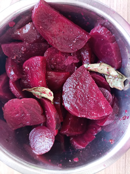 Scheiben von roter Bete mit den Gewürzen in einer Schüssel