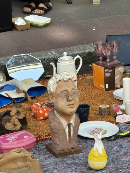 Un stand de la braderie de Lille avec un petit buste de Jospin en pâte à sel ou un truc du genre, j'y connais rien en bustes, il a même ses petites lunettes et son air de dire que tout est foutu