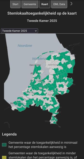 Screenshot van https://hilbrand.github.io/slt/#/?page=kaart&v=tk2025 van pagina met kaart van Nederland waar gemeenten met stemlokalen die toegankelijk zijn groen gekleurd in donkere modes. Dit zijn in dit overzicht ook de gemeenten die hun gegevens hebben aangeleverd tot nu toe.