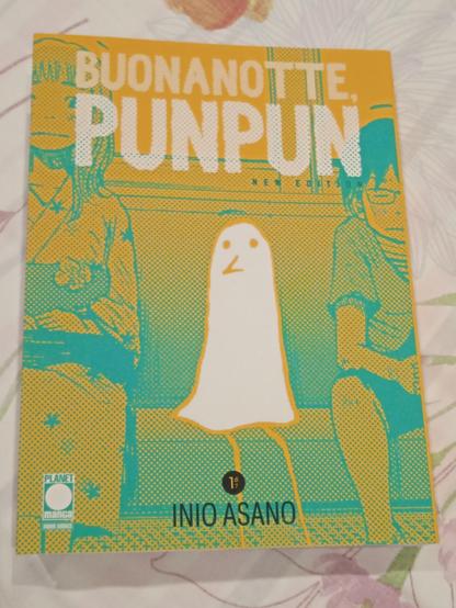 Il primo volume di Buonanotte PunPun. La copertina è gialla e verde. L'illustrazione mostre tre bambini seduti sul treno. La bambina a sinistra e il bambino a destra sono disegnati con uno stile normale, mentre quello al centro è rappresentato come una specie di pulcino bianco con le zampe lunghe.