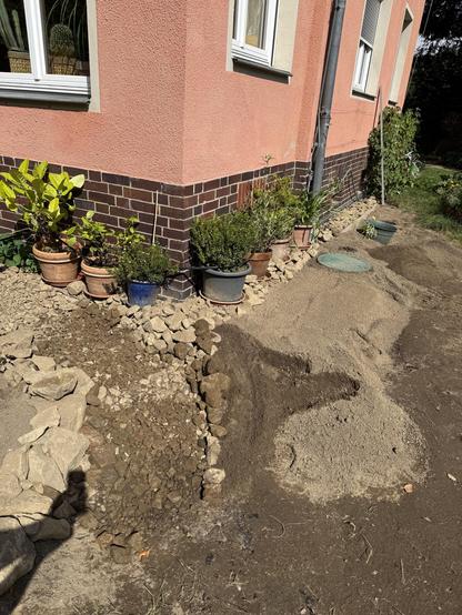 Ecke mit Wegandeutung und halb mit Erde bedeckt