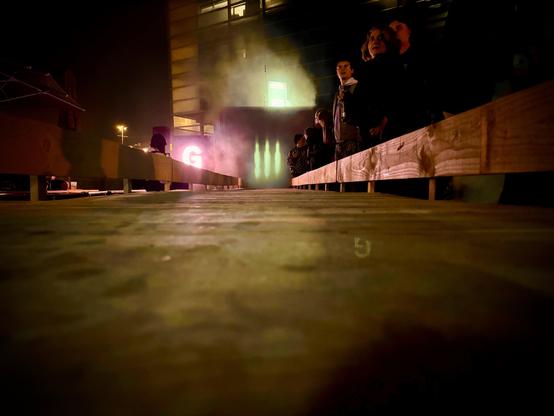 Bowling auf Nebelwand auf die die Pins projiziert werden.