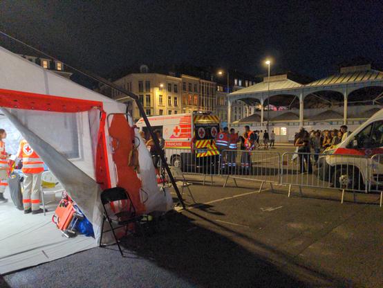 Poste de secours de la Croix-Rouge française sur Solferino à Lille pour la Grande Braderie