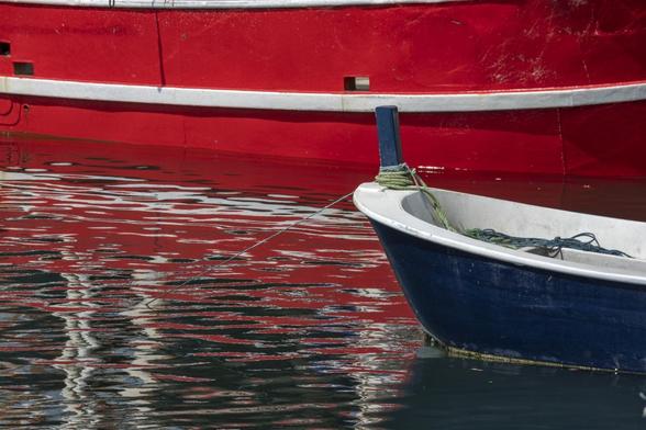 Vista del puerto pesquero en un día soleado en el pueblo de Ilhanlar en el distrito de Erdek de la ciudad de Balikesir, Península de Kapidag, reflejo de un bote pesquero en el agua. (AYHAN ALTUN- Getty Images)