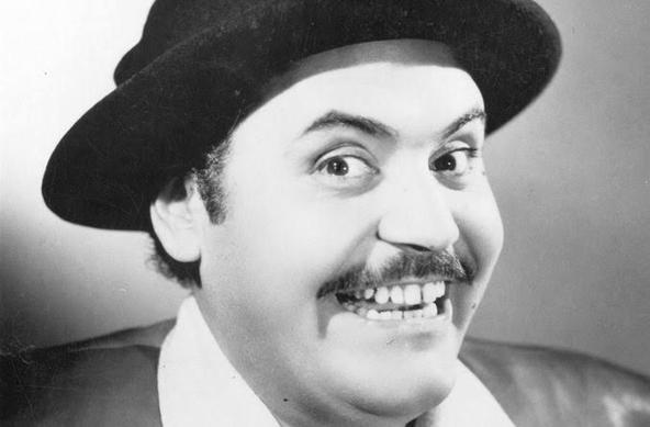 Retrato en blanco y negro de Gaspar Henaine, conocido como "Capulina", mostrando su alegría y carisma.