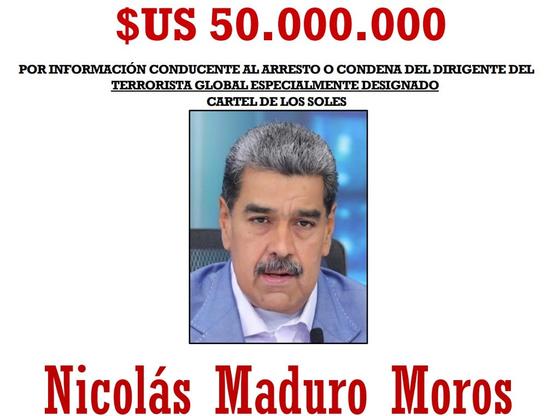 <p>Ojos marrones, pelo negro, 1,90 metros de estatura. El rostro de <a href="https://elpais.com/internacional/2025-08-07/estados-unidos-eleva-a-50-millones-de-dolares-la-recompensa-por-informacion-para-capturar-a-maduro.html" rel="" target="_self" title="https://elpais.com/internacional/2025-08-07/estados-unidos-eleva-a-50-millones-de-dolares-la-recompensa-por-informacion-para-capturar-a-maduro.html">Nicolás Maduro</a> aparece en primer plano debajo de ocho grandes cifras rojas. Es la suma de dinero que las autoridades de Estados Unidos están dispuestas a pagar por información que permita su captura: 50 millones de dólares (casi 43 millones de euros). En el póster de recompensa, publicado a principios de agosto, no hay, sin embargo, una sola línea sobre su trayectoria política. No es señalado como dictador ni como el arquitecto del fraude en las elecciones presidenciales en Venezuela del año pasado, dos reclamos recurrentes en el repertorio de Washington. Maduro es buscado por ser —según la Casa Blanca— líder del <a href="https://elpais.com/america/2025-08-09/la-orden-de-trump-de-usar-la-fuerza-contra-los-carteles-extranjeros-pone-en-alerta-a-maduro-y-a-mexico.html" rel="" target="_self" title="https://elpais.com/america/2025-08-09/la-orden-de-trump-de-usar-la-fuerza-contra-los-carteles-extranjeros-pone-en-alerta-a-maduro-y-a-mexico.html">cartel de los Soles</a>, una trama de <a href="https://elpais.com/mexico/2024-11-04/narcoviolencia-miedo-y-politica-el-fantasma-del-terrori