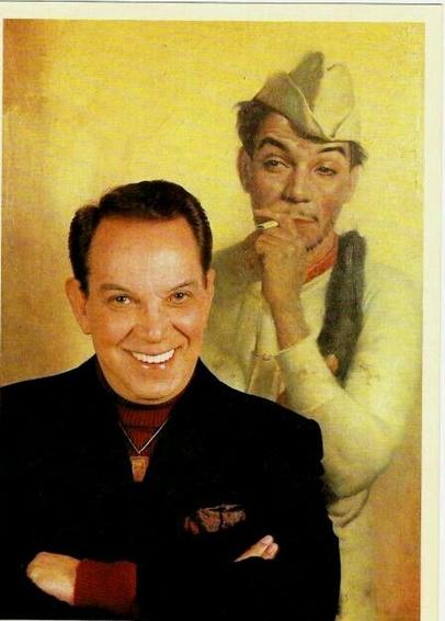 Retrato de Cantinflas sonriendo frente a una pintura de su personaje icónico, con un fondo dorado.