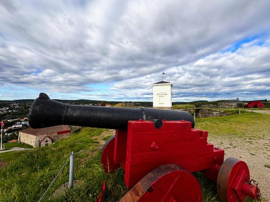 🚗🏕️A little camping trip in my tiny car brought me to Halden, Norway. I visited Fredriksten Fortress, a historic stronghold with a big role in Norwegian history. Such an impressive place with stunning views.