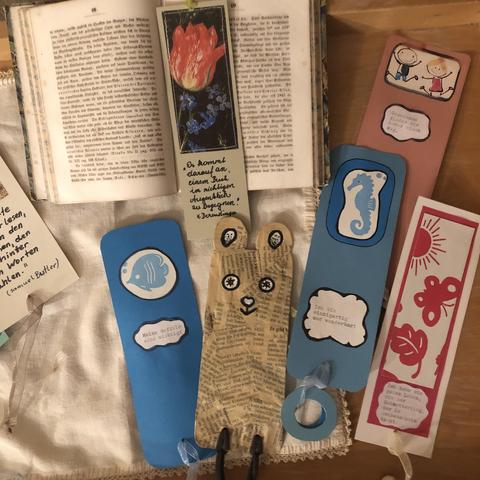 Als begeisterte Leserin teile ich heute eine Buchempfehlung mit euch: "Die Bücherfrauen" - eine der Protagonistinnen unterstützt den Aufbau der vom Tornado zerstörten Bibliothek, indem sie mit Jugendlichen Kunst aus Müll herstellt! Upcyceln ist eine Liebesgeschichte - wertschätzend und achtsam mit den Dingen, der Umwelt und uns selbst! "Die Bücherfrauen" ist bereits vergeben, aber im Atelier Mitzi biete ich noch viele andere spannende, gebrauchte Bücher an - für Kinder, Jugendliche und Erwachsene! Dazu passend findet ihr die mit viel Liebe upgecycelten, von Hand gefertigten Lesezeichen und Bookmarks - für Kinder mit Mutmachsprüchen, für Erwachsene mit Zitaten von Dichter*innen über Bücher und übers Lesen!
