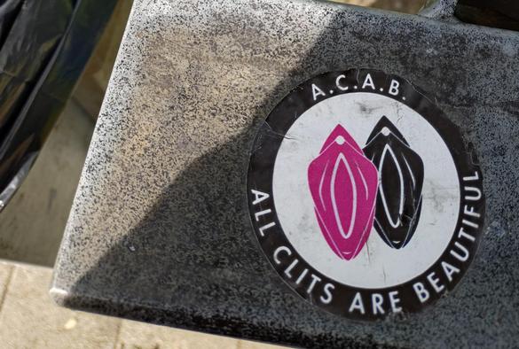 Foto, Sticker: 
«A.C.A.B.
ALL CLITS ARE BEAUTIFUL»