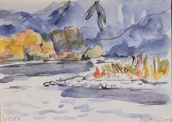 Aquarellskizze über Rohrfederzeichnung in blau und hellgrün: Flusslandschaft mit einer Landzunge, am Ufer gegenüber sind Bäume angedeutet