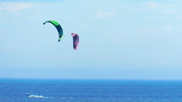 Activité nautique particulièrement spectaculaire par grand vent — sans doute du wingsurf, à moins que je me trompe — comme ici, sur cette photographie prise dans l’estuaire du Saint-Laurent à Rimouski, où les conditions semblent idéales pour sa pratique.
© 2025, Chartrand Saint-Louis, photographie