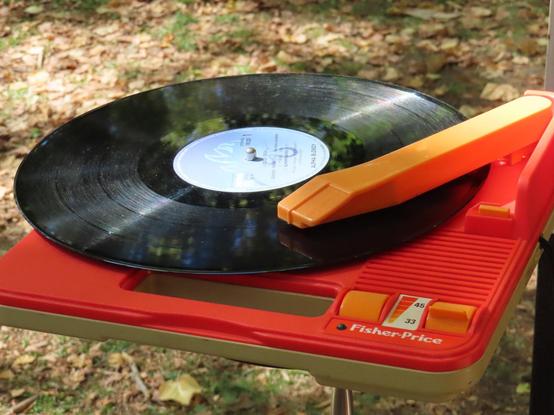 Un tourne disque orange fisher price qui jouait un disque de reggae.
