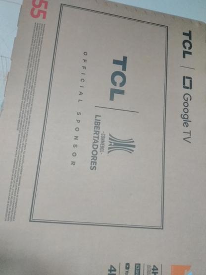 Fotografía donde se ve la caja de cartón de un gran tv de 55 pulgadas