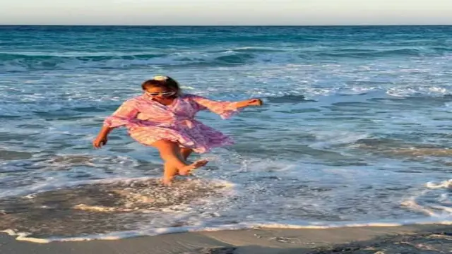 "بفستان قصير".. أحدث جلسة تصوير لـ ليلى علوي وهي تلعب مع أمواج البحر