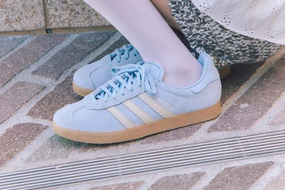 スナイデル×アディダス オリジナルス、ライトブルーの「ガゼル」など限定カラーの名作スニーカー - ファッションプレス