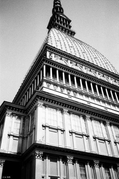 Schwarzweißfoto eines Teils der Mole Antonelliana in Turin, erbaut von 1863-1889 und eines der Wahrzeichen der Stadt. In diesem Gebäude ist das nationale Kinomuseum untergebracht. Olympus XA auf Foma 200-Schwarzweißfilm.