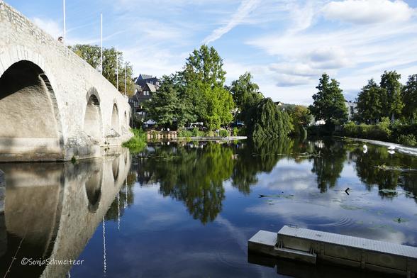 Blick über die Lahn zur alten Lahnbrücke