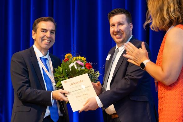 Prof. Christos Aneziris bei der Verleihung des Preises der DKG