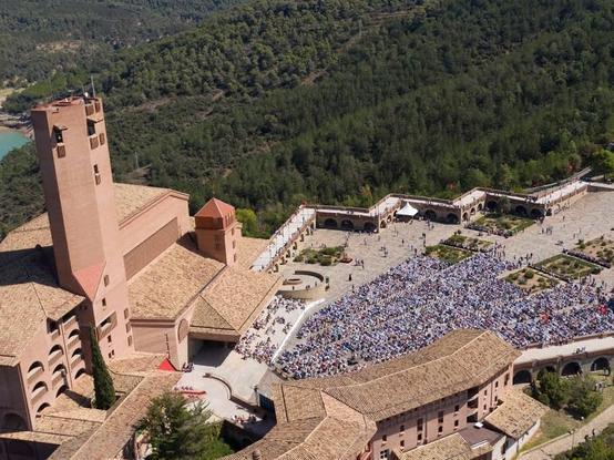 Vista áerea de una celebración religiosa en el santuario del Opus Dei en Torreciudad, en Huesca.
