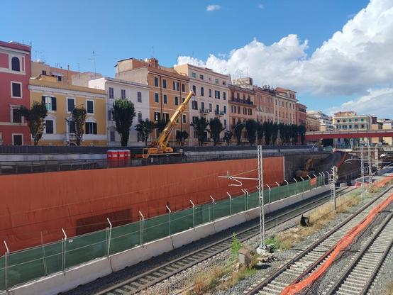 vista del cantiere ferroviario del Pigneto con binari, gru e lavori in corso per la futura stazione Pigneto FS