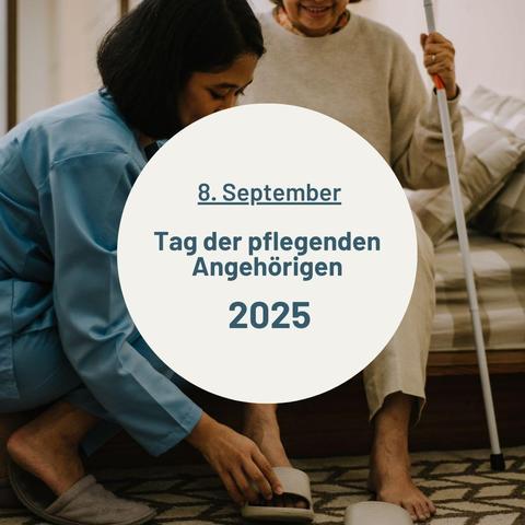 Ein Foto mit dem Titel „8. September, Tag der pflegenden Angehörigen 2025“ in blauer Schrift auf einem kreisrunden weißen Hintergrund. Dahinter sieht man ein Foto einer pflegende Person, die einer älteren Person dabei behilflich ist, ihre Schuhe anzuziehen. Die ältere Person hält sich an einem Blindenstock fest und sitzt auf einem Bett.