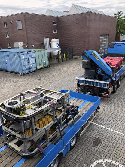 Tauchroboter MARUM-QUEST 4000 ist in Einzelteilen auf einem Transporter, bereit zum Transport.