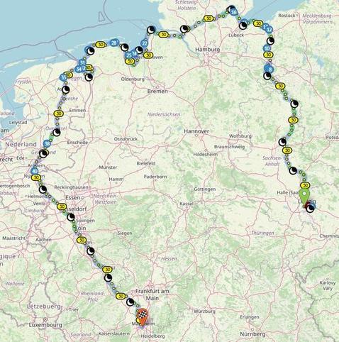 Auf einer Karte ist die Route einer mehrtägigen Radreise durch Deutschland und den Niederlanden dargestellt. Die Strecke beginnt in Leipzig, verläuft nach Norden an die Ostsee, dann an der Ostsee- und Nordseeküste entlang, in den Niederlanden, ab Groningen gerade Richtung Nijmegen, wieder in Deutschland ebenfalls fast geradlinig über Neuss, Köln, Bonn Koblenz und Rheinhessen zum Ziel in Ludwigshafen. Die Route ist durch zahlreiche nummerierte Wegpunkte und Tageskilometermarkierungen gekennzeichnet und beschreibt einen großen Bogen über die genannten Bereiche.