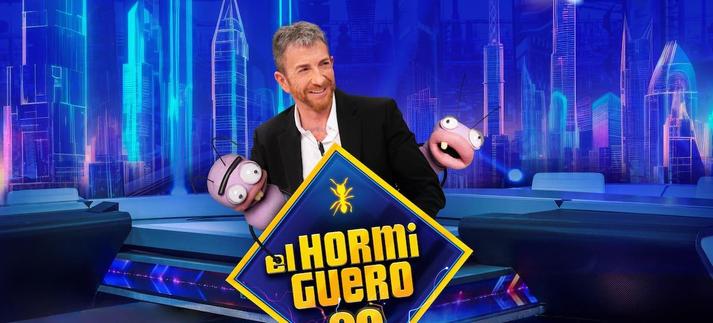 Pablo Motos y sus hormigas en la foto promocional de 'El Hormiguero' para sus 20 años de emisión en Antena 3. / Antena 3