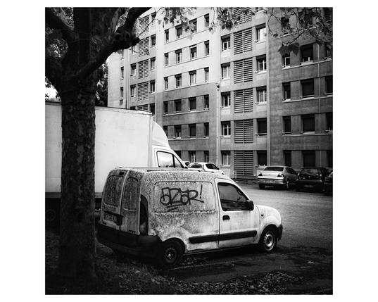 Une automobile une peu défraîchie abandonnée sur un parking