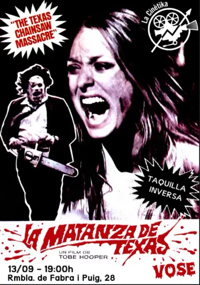 Cartell de la matanza de Tejas amb la protagonista cridant i Leatherface corrent amb una motoserra.