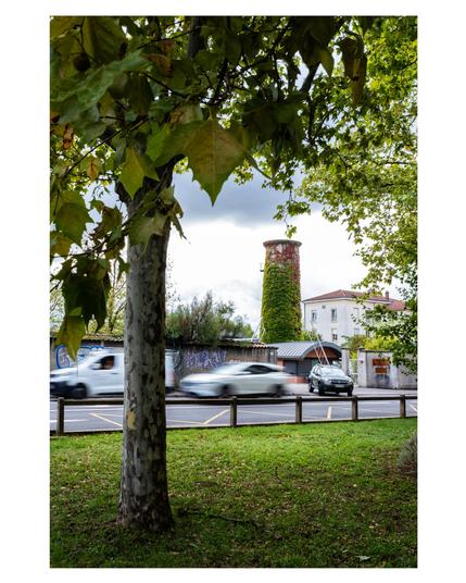 Des automobiles qui passent