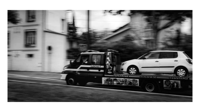 Camion sauvant une auto