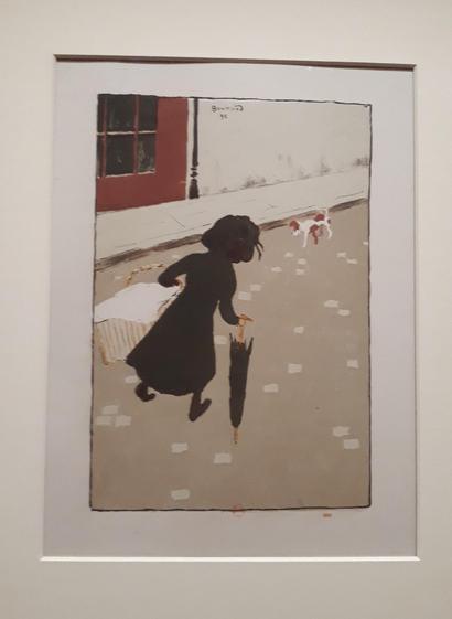 Pierre Bonnard, La petite blanchisseuse : une petite fille vue de dos marche dans la rue, un parapluie fermé dans la main droite, un gros panier de linge blanc au bras gauche. En arrière-plan, un morceau d'une façade avec une fenêtre rouge, le trottoir, un chien, quelques pavés blancs sur la rue grise.