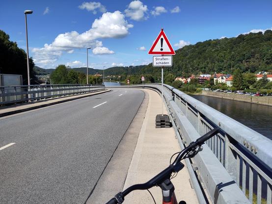 weg, etwa 90 cm breit. etwa 50 cm durch ein Schild zugestellt.