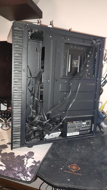 Offener PC von der anderen Seite. Jetzt sieht man, dass sich in dem Kasten unten das Netzteil befindet und ein Haufen Stromkabel.