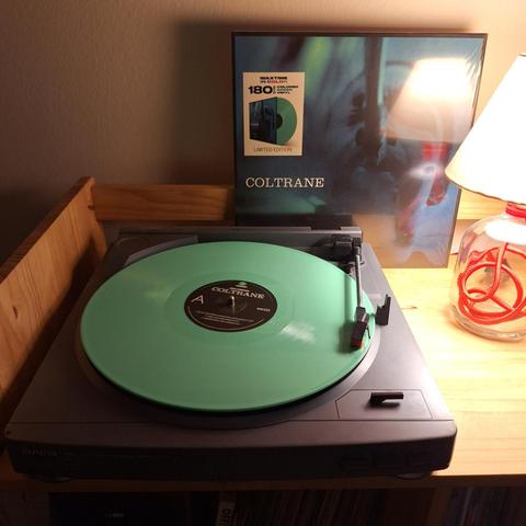 Tocadisco tocando o álbum em vinil verde COLTRANE de John Coltrane Quartet.