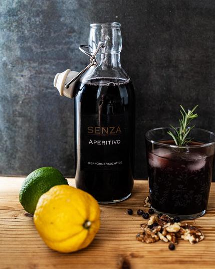 Flasche mit einem alkoholfreien Aperitif. Ein Glas damit.