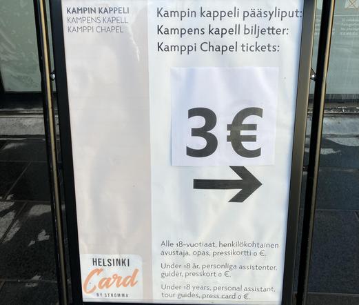 kyltti: Kampin kappeli – sisäänpääsy 3 € - lapset, avustajat, oppaat ja toimittajat ilmaiseksi