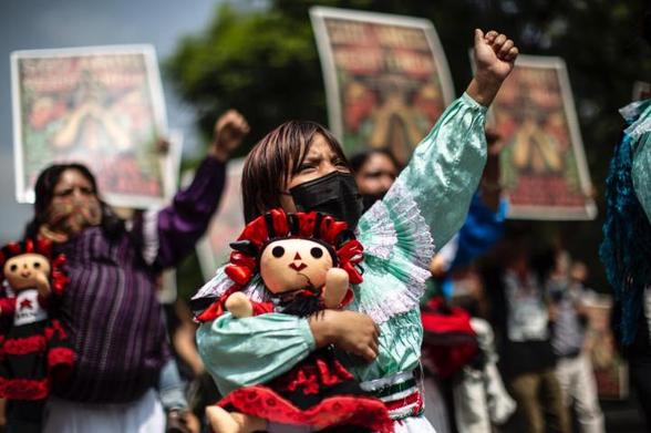 Mujeres de grupos indígenas marcha en la Cdmx