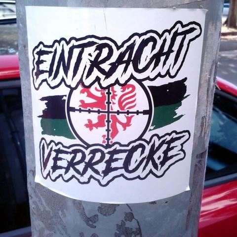 Aufkleber auf einem Laternenmast in Hannover. Motiv ist der Braunschweiger Löwe, unterlegt mit den Farben des Fußballvereins Eintracht Braunschweig. Dazu der Text »Eintracht verrecke«.