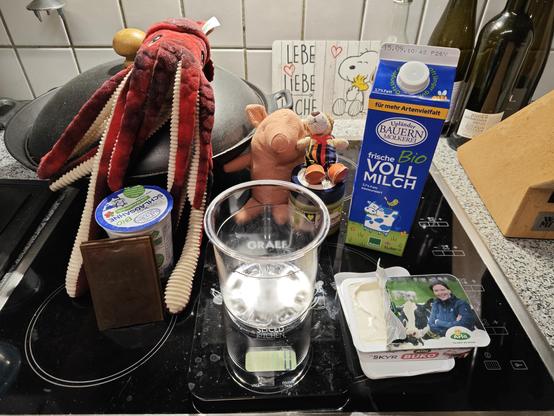 Schack, Brygida und Ludwig Löwe messen die Zutaten ab: Milch, Sahne, Frisch Käse, Vanillezucker, Zucker, Pistaziencreme
