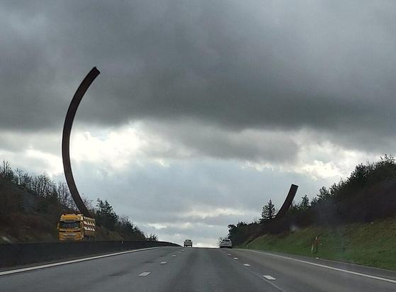 arc-majeur-une-sculpture-monumentale-au-bord-de-lautoroute-de-bernar-venet-1