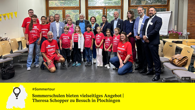Kultusministerin Theresa Schopper mit Kindern und Lehrkräften der Burgschule Plochingen auf einem Gruppenbild.