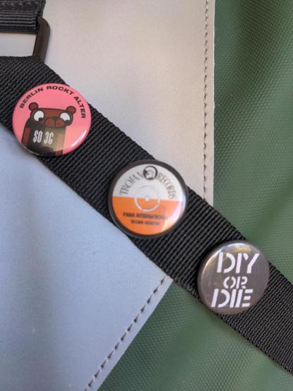 Close up of my new backpack.
3 buttons on it :
SO36 "Berlin rockt alter"
Trojan Records logo
Diy or Die