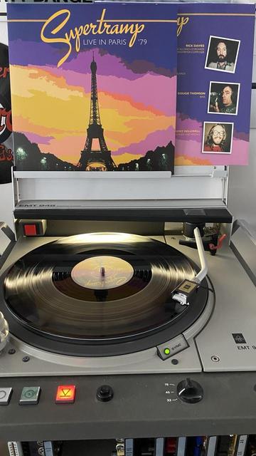 Vinyl LP „Supertramp-Live in Paris 79“ auf einem Plattenspieler.
