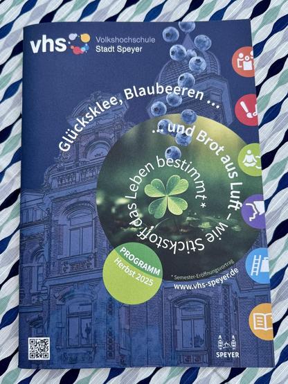 Herbstprogramm der VHS Speyer. Titelthema: Glücksklee, Blaubeeren und Brot aus Luft - wie Stickstoff das Leben bestimmt